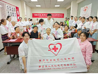 1762307494306.png 10月18日,章金媛带领团队志愿者在东湖区阳明社区开展“情暖重阳,爱满社区”养老知识普及和健康义诊志愿服务活动。.png