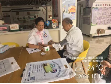 1762307502508.png 10月18日,南昌大学第一附属医院高新医院小组在高新区中兴和园开展健康义诊志愿服务活动。.png