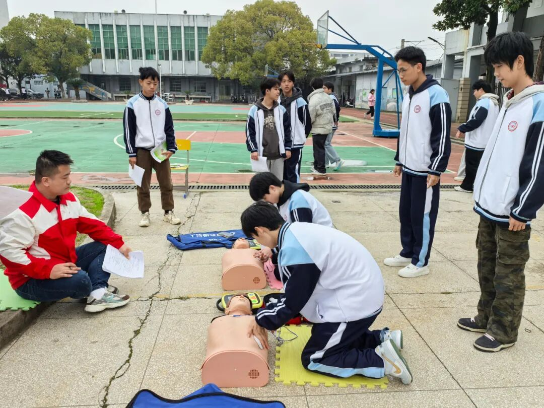 南昌现代交通学校开展红十字救护员培训2.png